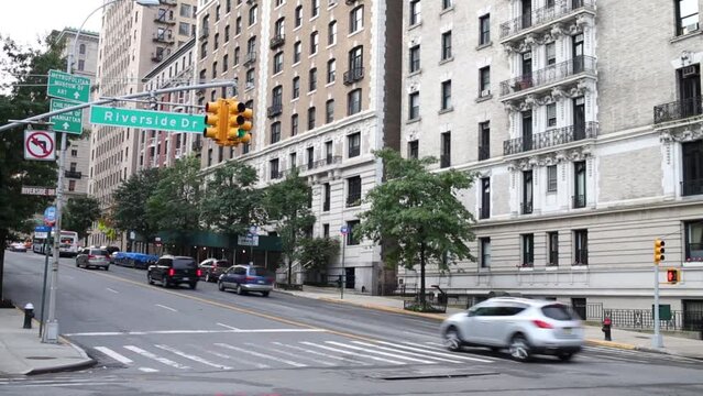 car traffic at signalized intersection of Riverside drive and 79 street