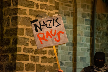 NAZIS RAUS Plakat auf Demonstration gegen Rechts