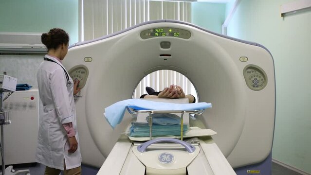 Doctor is approaching CT scanner with a patient in CELT