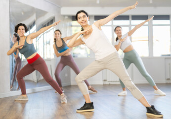 Obraz premium Funk jazz dancers practicing dance moves in the studio