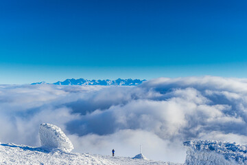 Turyści idący na Babią Górę, zima, nad chmurami