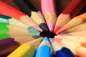 Naklejka premium Macro photo of colored pencils together in a circle. Concept of desk tools.