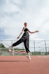 Obraz premium An athletic woman leaps joyfully during her workout, captured in a dynamic moment of fitness