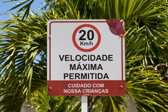 Placa informando o limite m&aacute;ximo de velocidade em um condom&iacute;nio residencial. 