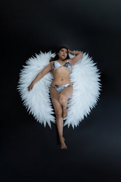 Retrato frontal de una chica latina en un estudio aislado sobre fondo negro, concepto de modelado alternativo, &aacute;ngel boudoir 