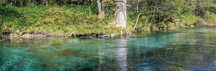 梓川の清らかな流れの情景