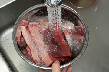 血合入りのまぐろ肉の下拵え〜血抜き作業
