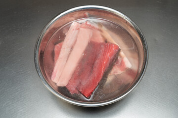 血合入り本まぐろの血抜きとアク抜き