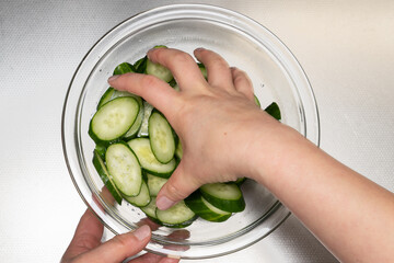 キュウリの浅漬け作り〜胡瓜を手で揉む作業