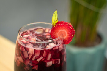 Imagen a detalle macro de una bebida alcohólica llamada clericot a base de frutos rojos 