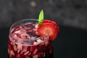 Clericot bebida a base de frutas o frutos rojos y menta en una copa plano a detalle horizontal
