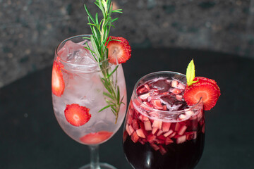 Dos copas de bebidas preparadas con alcohol y frutos rojos 