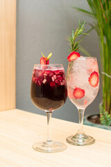 Imagen vertical de dos copas una de clericot y otra de mojito 