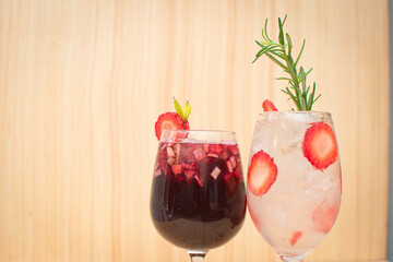 Plano a detalle de dos copas de alcohol una de clericot y otra mojito de frutos rojos 