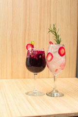Imagen vertical de dos copas de alcohol de frutos rojos 