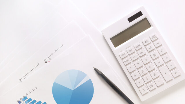 白い電卓とシャープペンシル 円グラフ