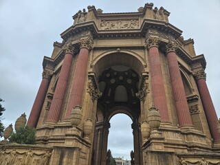 Palace of Fine arts and the reflections of the great architecture in the pond, fantastic place to visit in San Francisco California