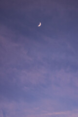 감성 배경화면/보랏빛 하늘 초승달 풍경사진