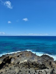Fototapeta na wymiar Eastside of Oahu overlook the blue ocean