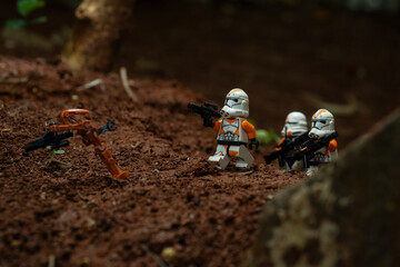 Naklejka premium Depok, Indonesia - January 24, 2024: Lego toys photography, 212th clone troopers on battle over red soil during clone wars, bokeh background