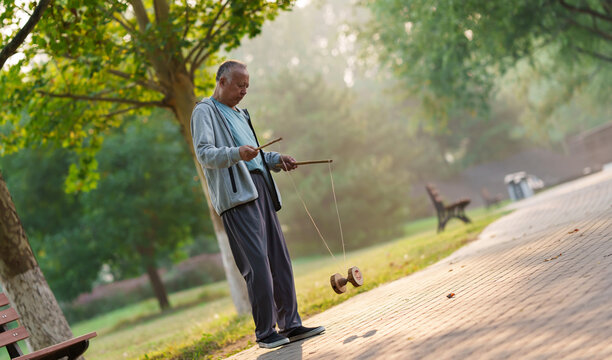 Old people shaking diabolo in the park