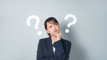 疑問を持つビジネススーツを着た女性