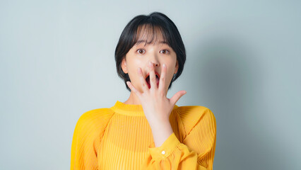 びっくりする女性