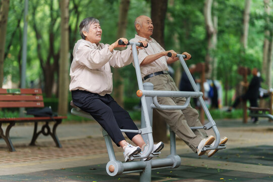 Old couples who use exercise equipment in the park