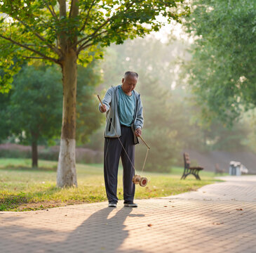 Old people shaking diabolo in the park