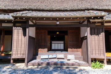 茅葺屋根と玄関