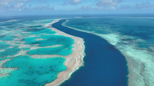 호주 그레이트 베이러 리프의 에머랄드 사파이어 빛 산호초 지대 항공 영상