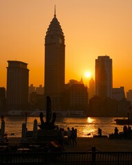 夕陽に染まる黄浦江の摩天楼