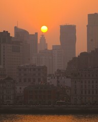 夕陽に染まる黄浦江の摩天楼