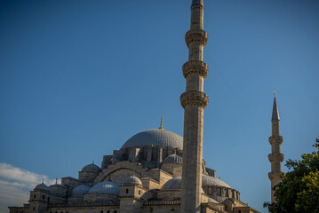 Fototapeta na wymiar Paisaje típico de la ciudad con antiguas mezquitas en la ciudad árabe arquitectura islámica en estructura urbana religión islámica tradición cultural en la ciudad turca