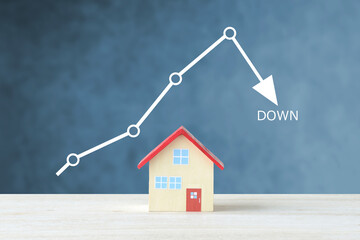 住宅のオブジェクトと下降トレンドのグラフ―不動産価格の下落イメージ