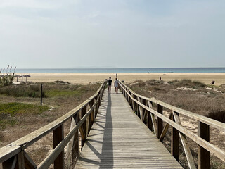 Obraz premium Couple walks towards the beach Tarifa