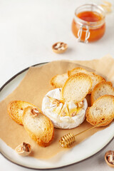 Traditional baked brie cheese or camembert with honey and nuts, supplemented with breadcrumbs.