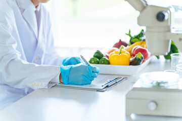 野菜や果物を検査する研究者　管理栄養士