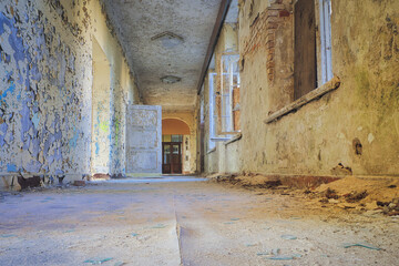 Hospital -  Flur - Gang - Beatiful Decay - Verlassener Ort - Urbex / Urbexing - Lost Place - Artwork - Creepy - Lostplace - Lostplaces - Abandoned - High quality photo
