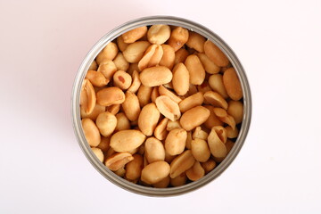 Erdnüsse geröstet und gesalzen in einer Konservendose