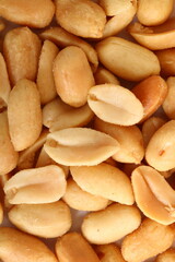 Fototapeta na wymiar Erdnüsse geröstet und gesalzen