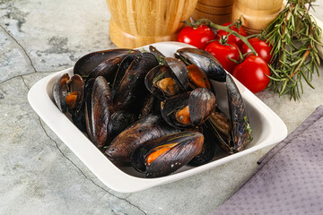 Tasty mussels in the bowl