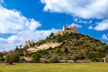 Blick auf den Burgberg von Arta, Mallorca