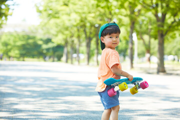スケートボードで遊ぶ男の子