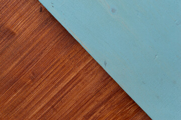 青色と茶色に塗られた木材