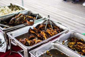 Lunch dishes while on vacation with side dishes of grilled chicken and grilled fish processed by Indonesian food flavors.