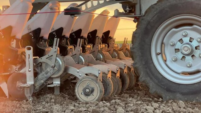 robot agricole autonome,  tracteur autonome, entrain de r&eacute;aliser des semis dans un champ, autonome en &eacute;nergie gr&acirc;ce &agrave; ses panneaux solaires