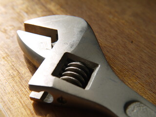 モンキーレンチ