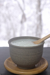 雪景色に温かい甘酒