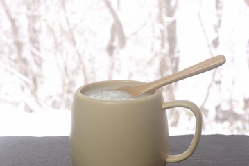雪景色に温かい甘酒